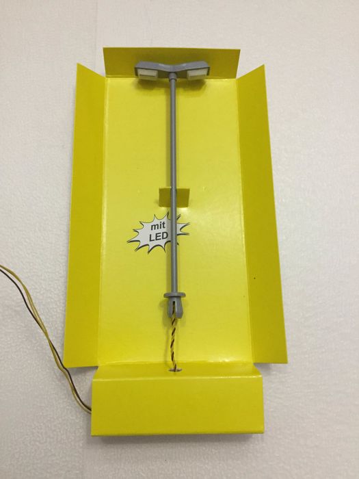 VIESSMANN DOUBLE LED STREET LIGHT HO SCALE 6097