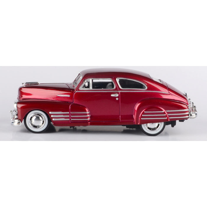 MAISTO 52921 RED 1:25 1948 CHEVROLET FLEETLINE AEROSEDAN DIECAST MODEL