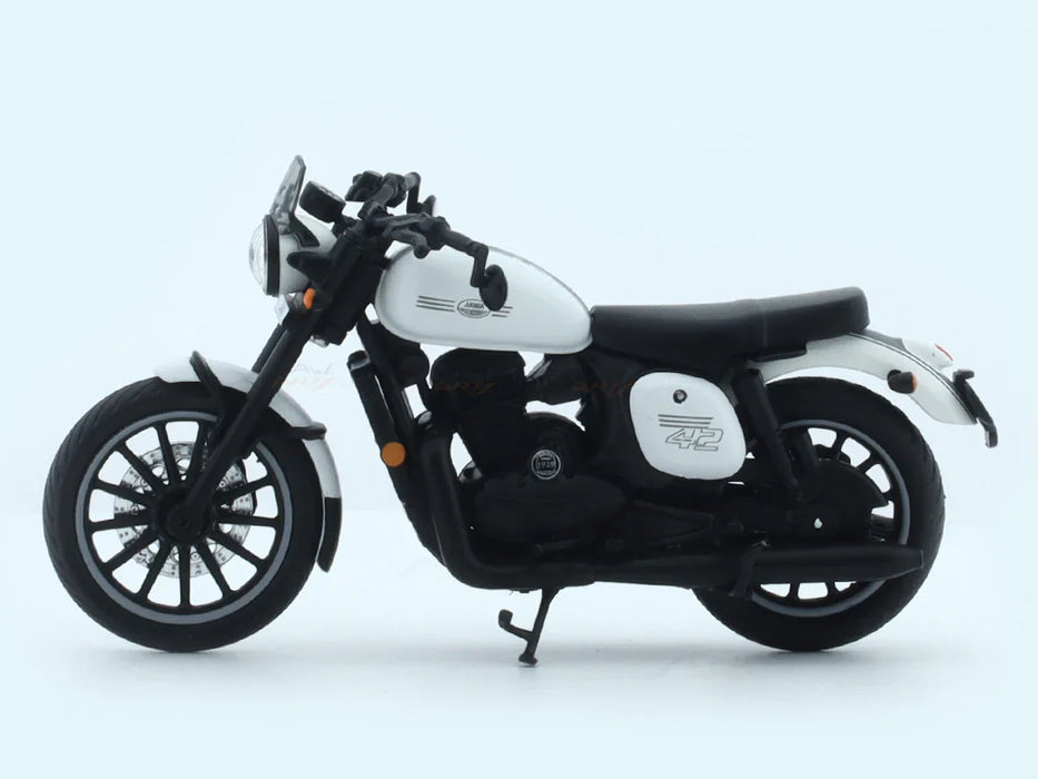 MAISTO JAWA 42 WHITE 1:18 SCALE DIECAST CLAJMT00320