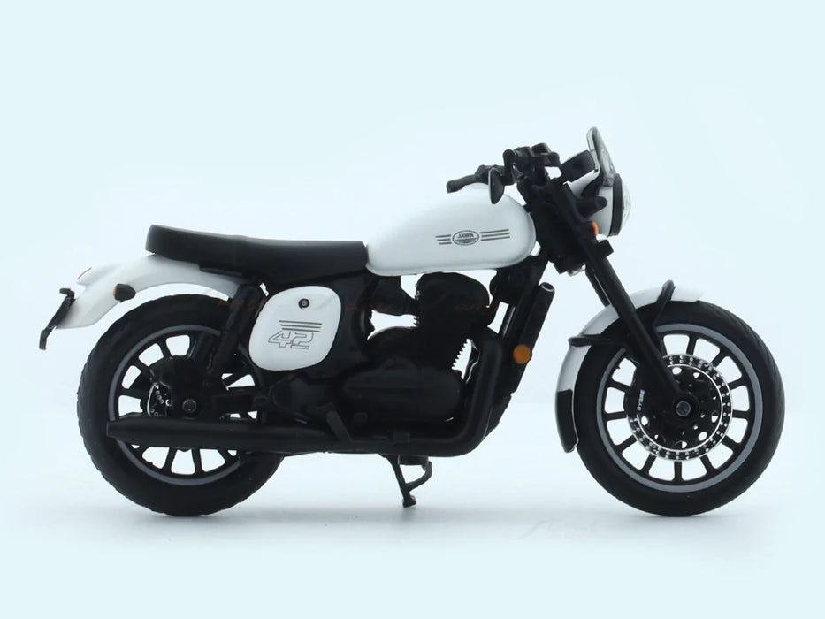 MAISTO JAWA 42 WHITE 1:18 SCALE DIECAST CLAJMT00320