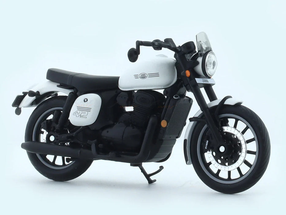 MAISTO JAWA 42 WHITE 1:18 SCALE DIECAST CLAJMT00320
