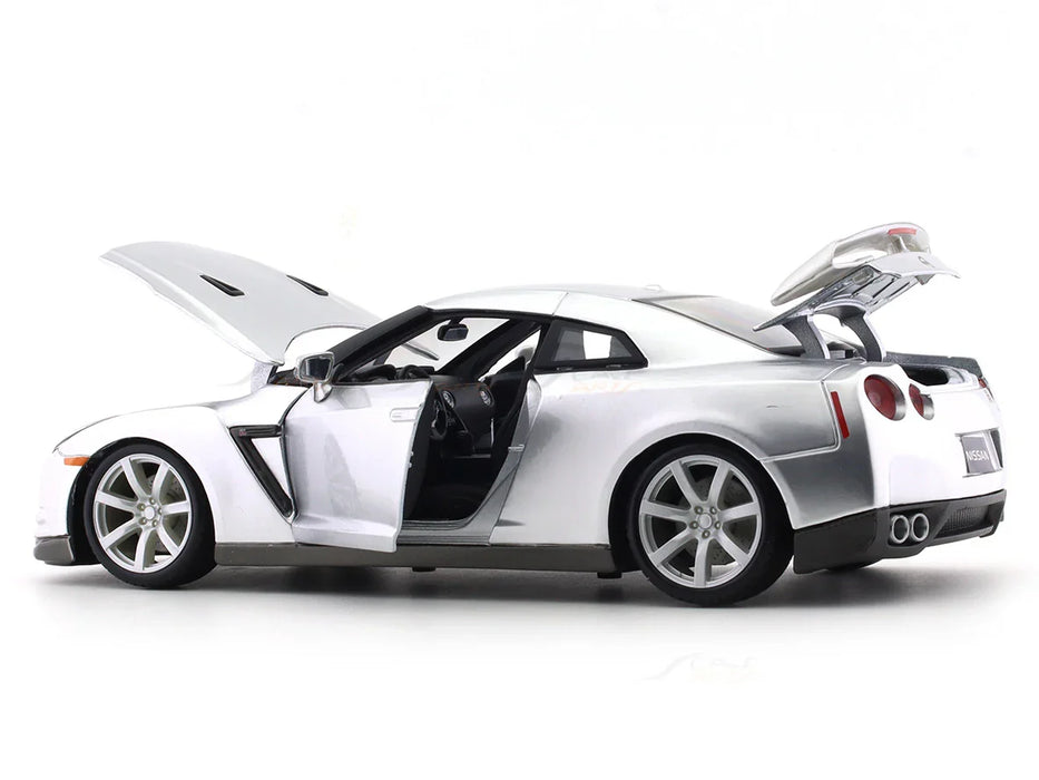 BBURAGO 2009 NISSAN GT-R (R35) LIQUID SILVER 1/18 SCALE 18-01921