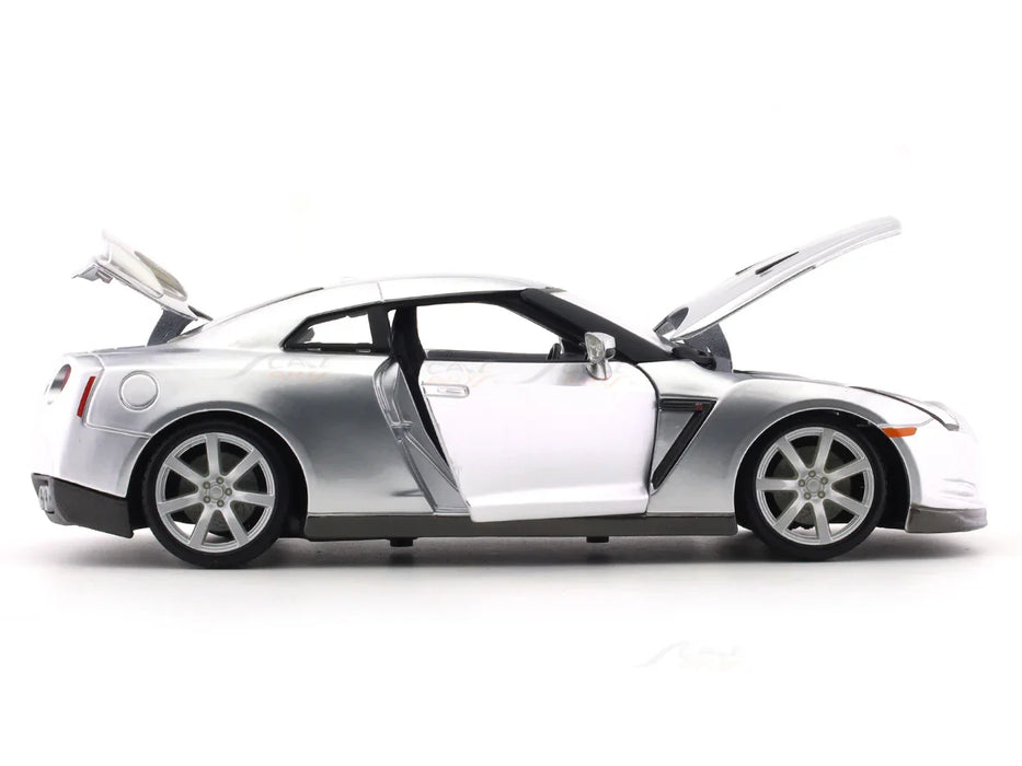 BBURAGO 2009 NISSAN GT-R (R35) LIQUID SILVER 1/18 SCALE 18-01921