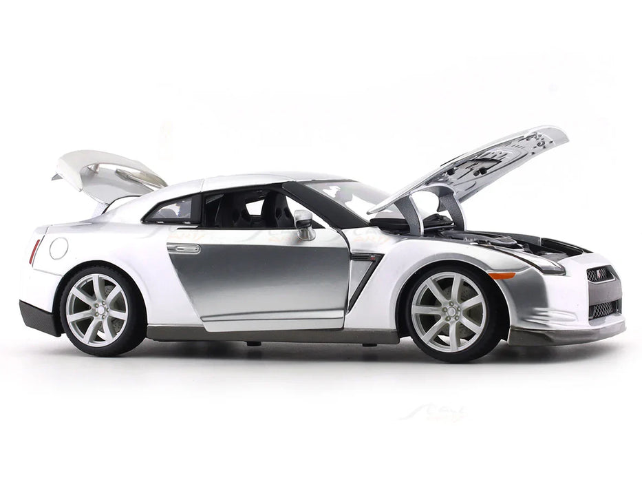 BBURAGO 2009 NISSAN GT-R (R35) LIQUID SILVER 1/18 SCALE 18-01921