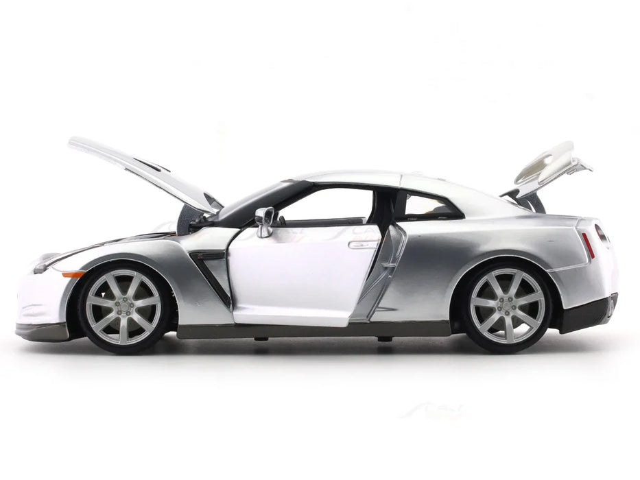 BBURAGO 2009 NISSAN GT-R (R35) LIQUID SILVER 1/18 SCALE 18-01921