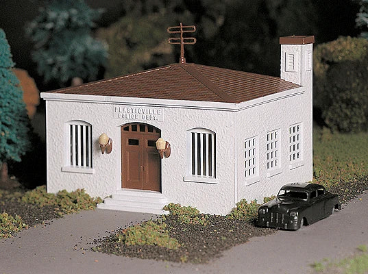 BACHMANN - PLASTICVILLE CLASSIC KITS -- POLICE STATION W/POLICE CAR - O - 45609