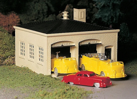 BACHMANN - PLASTICVILLE CLASSIC KITS -- FIRE HOUSE W/PUMPER TRUCK, LADDER TRUCK & FIRE CHIEF CAR - O - 45610