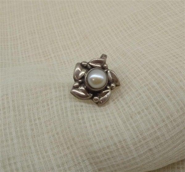 Nose pin with fresh water pearl in flower design